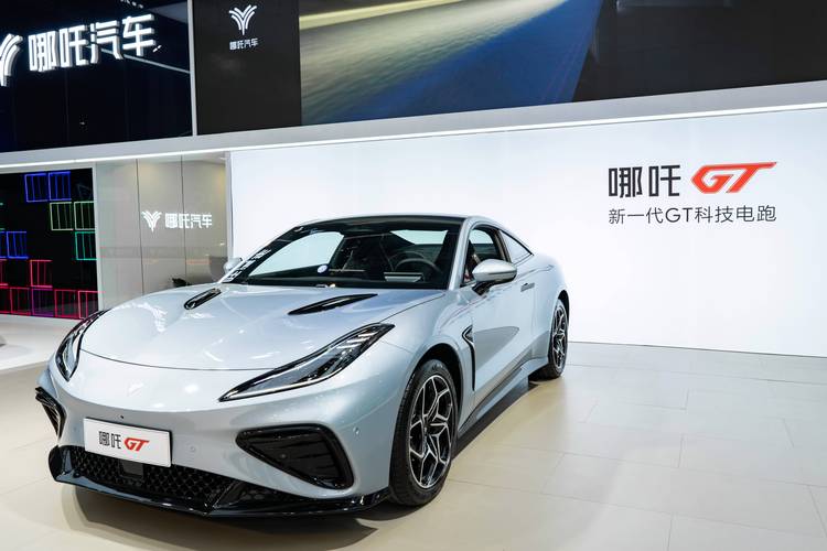 重庆246哪吒汽车在智能汽车领域的表现，领途汽车在新能源汽车市场中的影响力